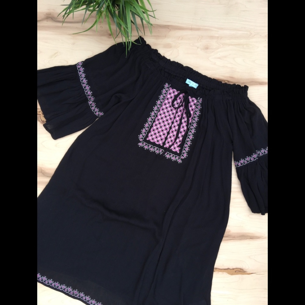 She and Sky off shoulders tunic/blouse crochet - Picture 4 of 6